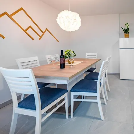 Apartma Na Hribu شقة